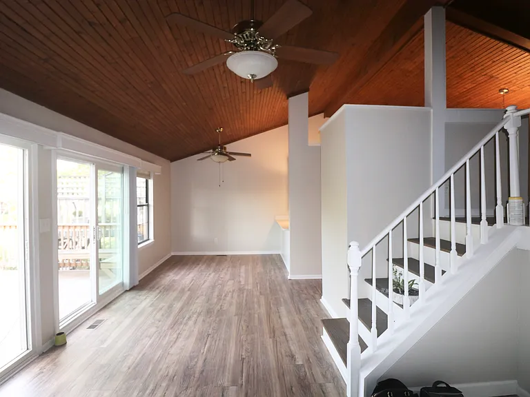 1005 Lakefront Dr — Photo 16