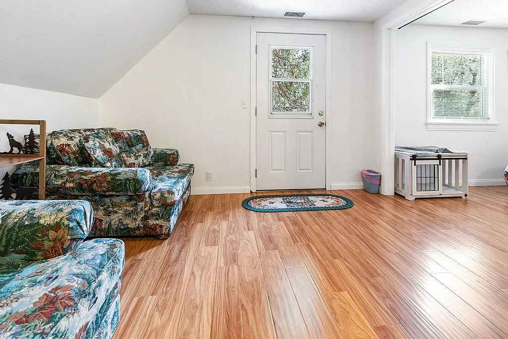 3 bed, 2.5 bath, 1650 sqft, $2,000 — Photo 2