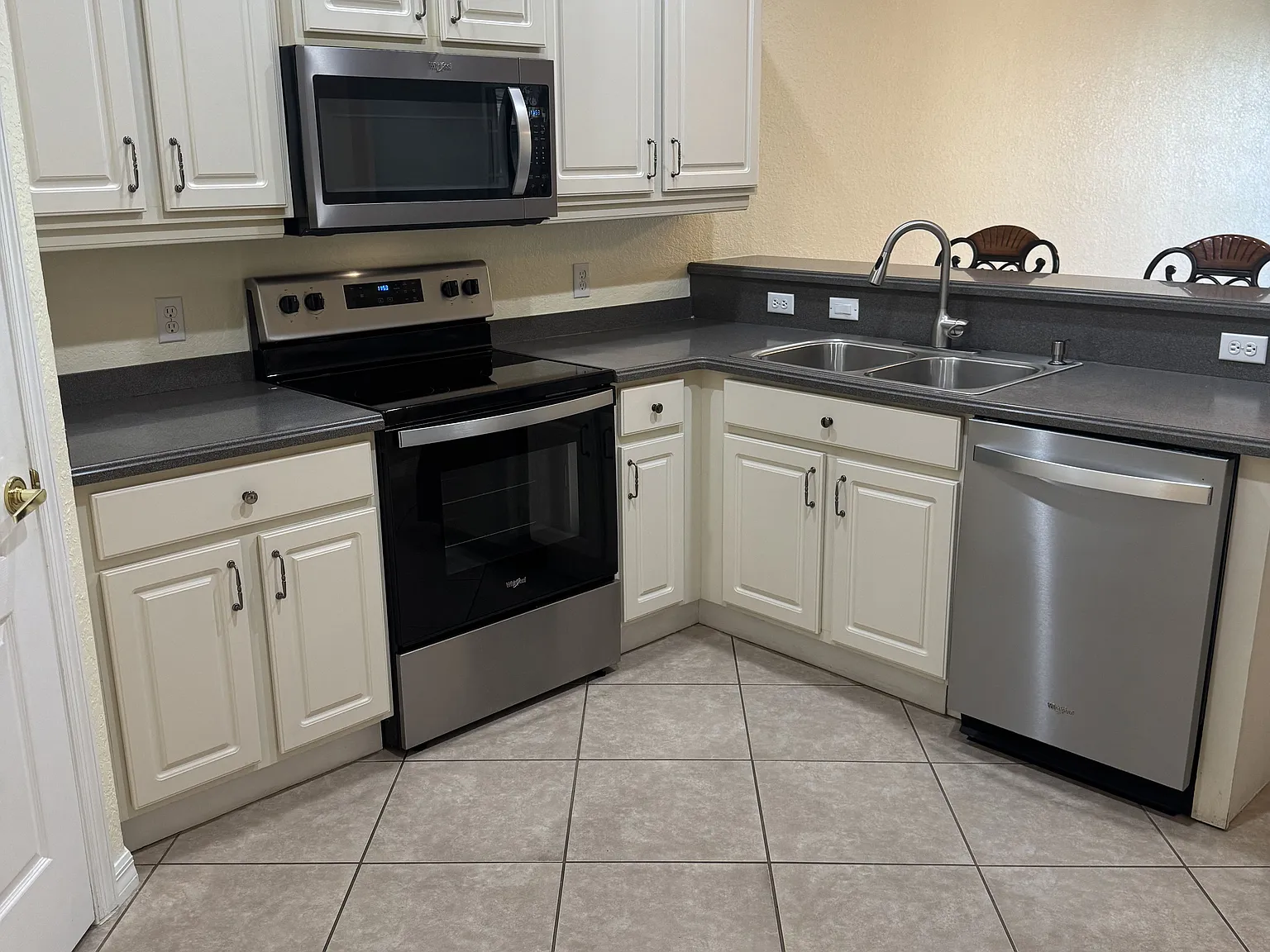 2 bed, 1870 sqft, $2,399 — Photo 4