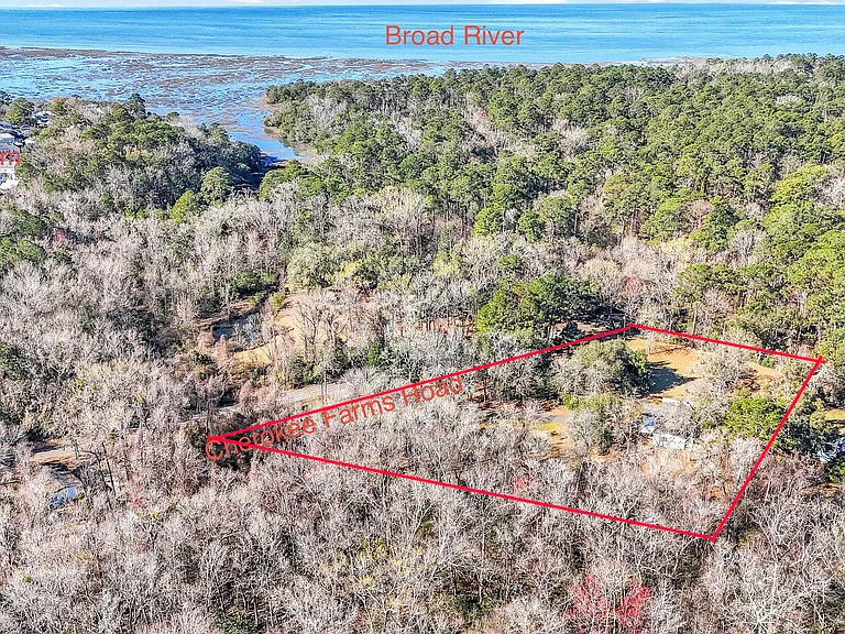 Property sits just to the west of Habersham and north of the Broad River. To the west of the property is the large undeveloped Burlington Tract.