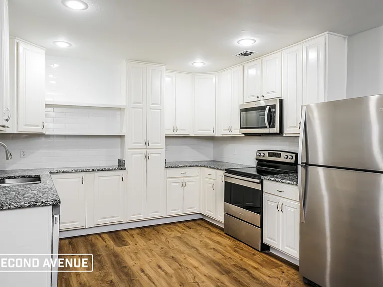 1011 Usher St — Photo 2