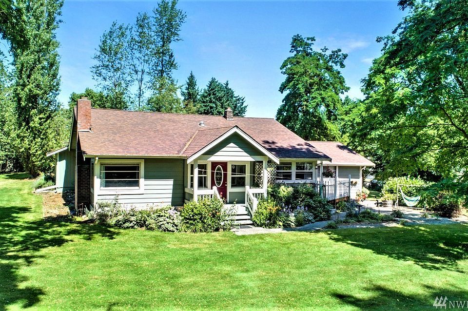 Front view of Craftsman home sitting on more than 3/4 acre lot in a serene setting!