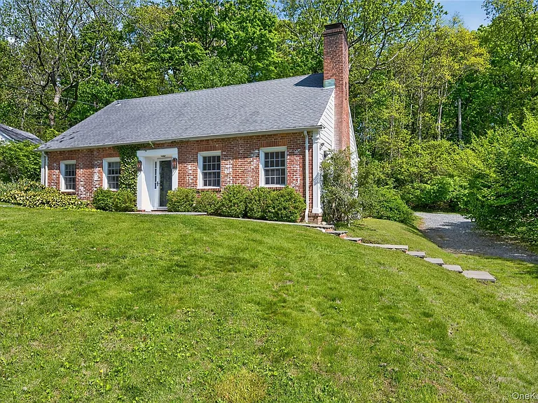 490 Duck Pond Rd — Photo 3