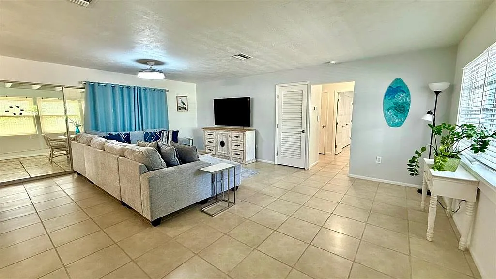 3 bed, 2.0 bath, 2053 sqft, $2,850 — Photo 3