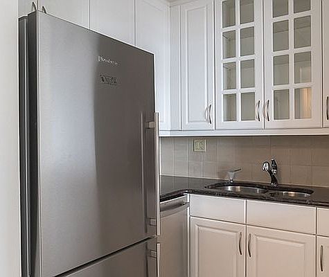 4th image of 484 2nd Ave APT 7C