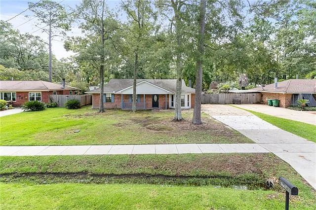 3 bed, 2.0 bath, 1399 sqft, $1,900 — Photo 3