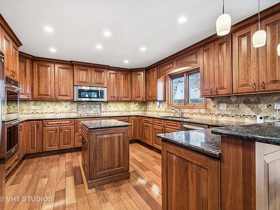3rd image of 238 Jamestowne Ct