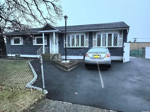 330 40 Street, Copiague, NY 11726