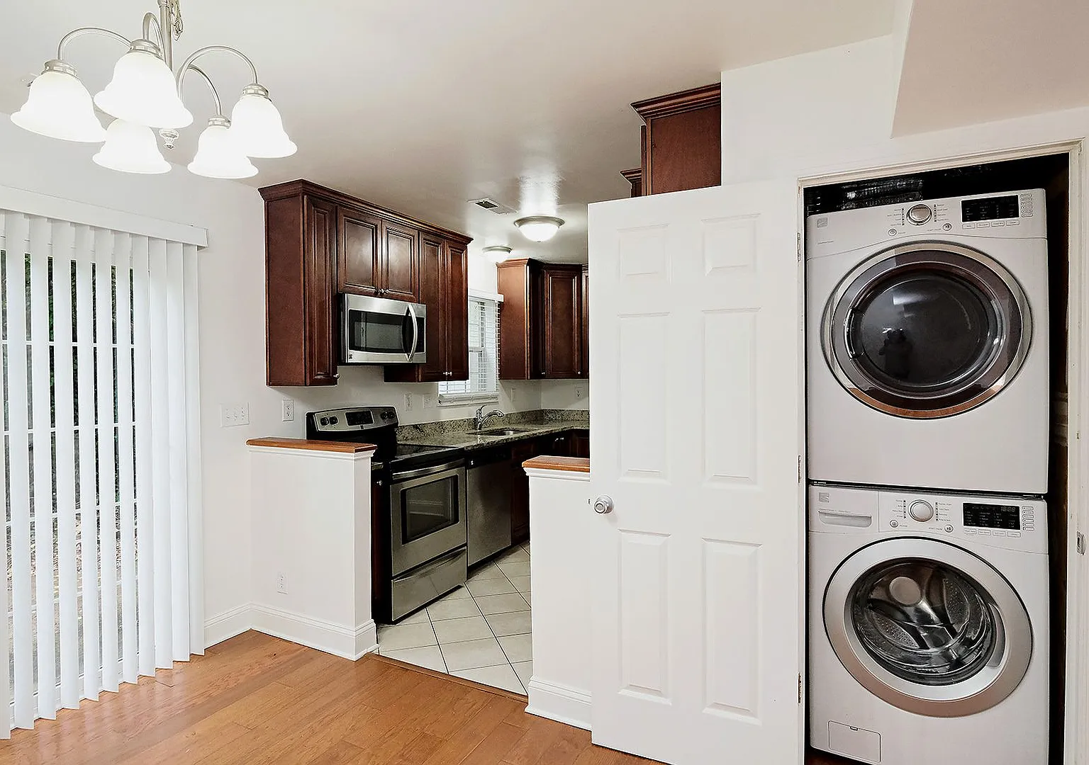 Pet-Friendly 3BR Duplex Near 5th Street Station, Downtown, & UVA — Photo 4