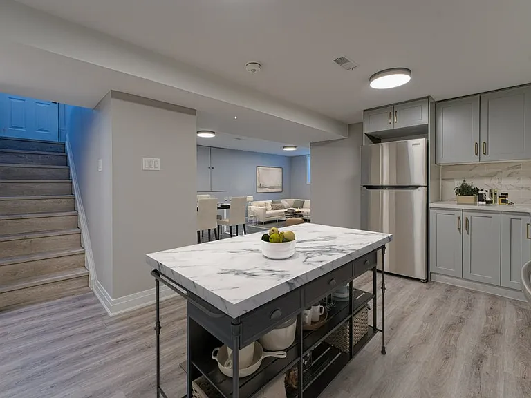 795 Aylmer Cres #2 — Photo 5
