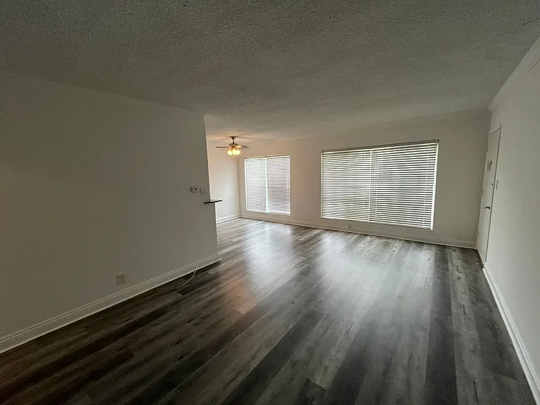 Washington Apartments...Prime Westside Location! CALL NOW! — Photo 10