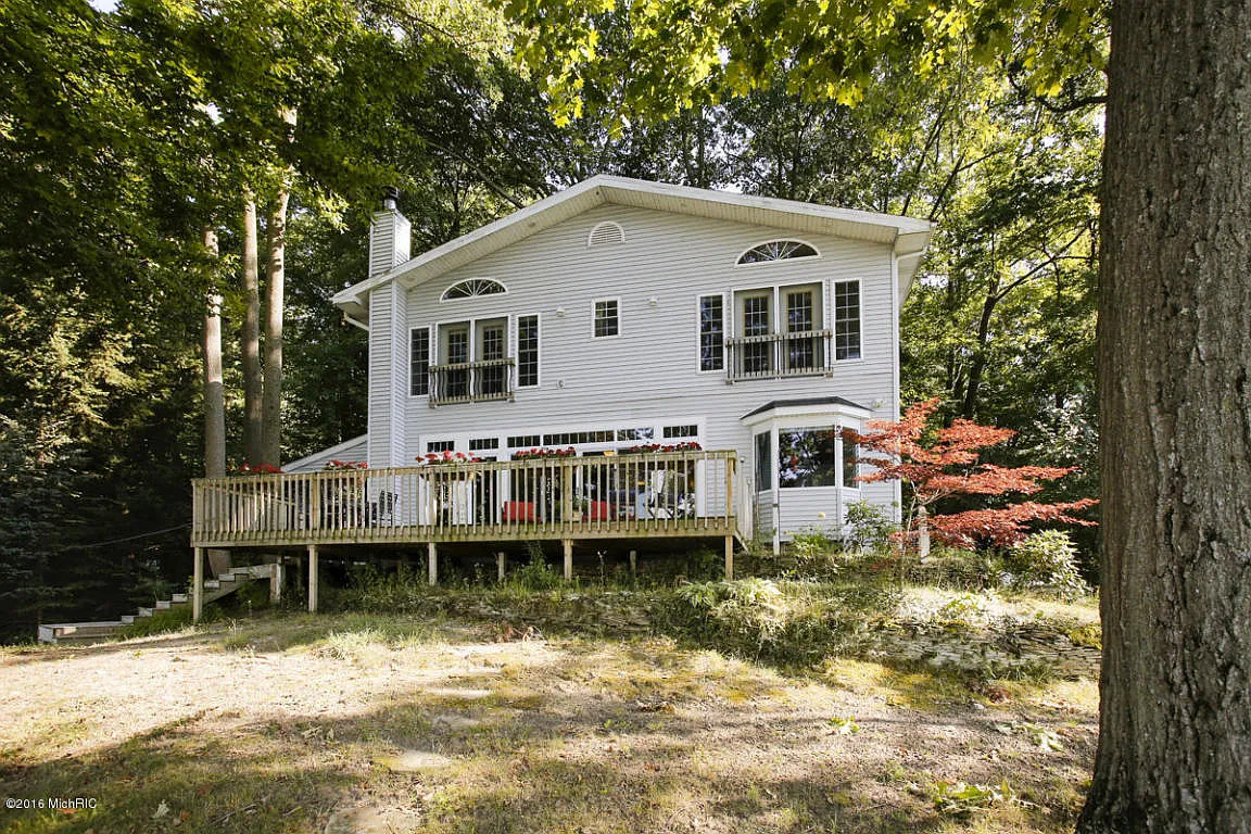 336 Lakeview Ln photo 1