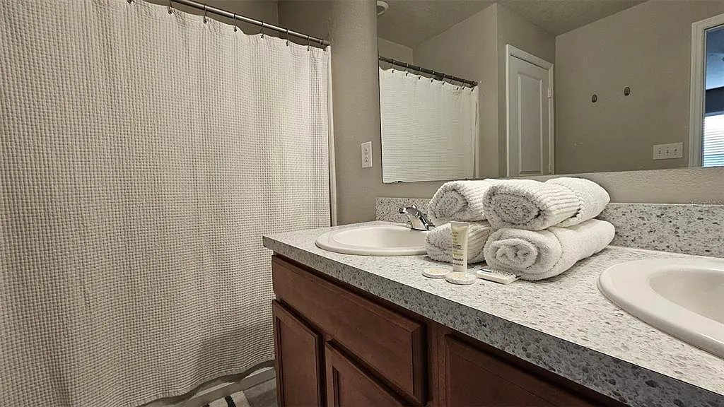 4 bed, 2.0 bath, 1717 sqft, $2,250 — Photo 2