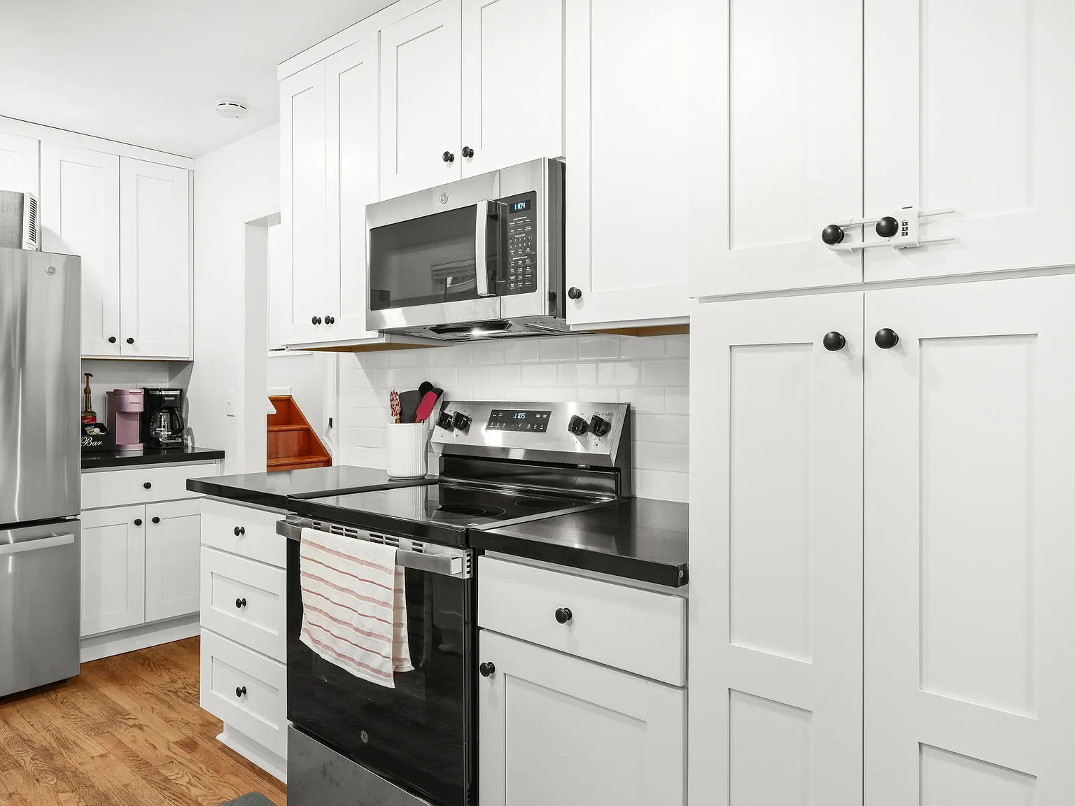 2 bed, 900 sqft, $4,200 — Photo 2