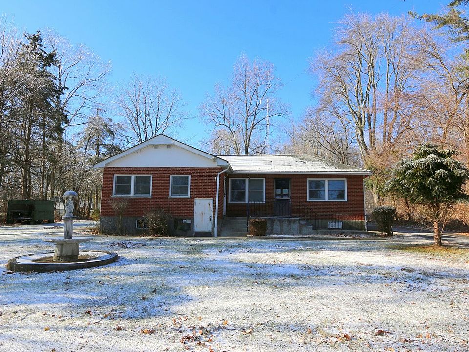Fantastic investment! 2 family duplex ranch.