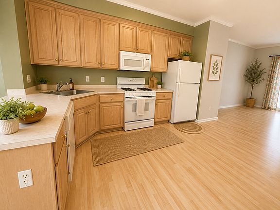 3rd image of 28495 Pinehurst Cir