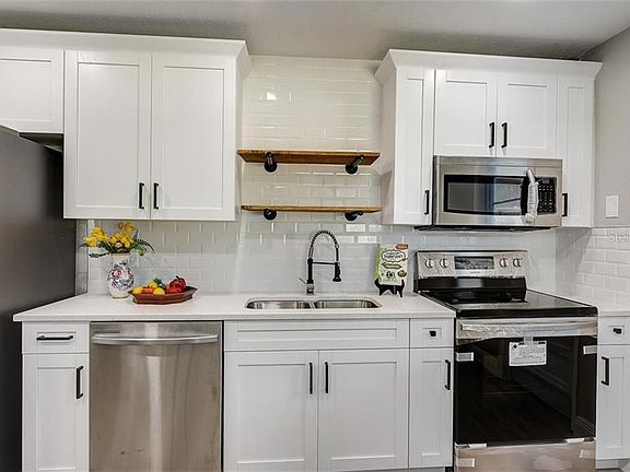 5th image of 1116 Essex Dr N