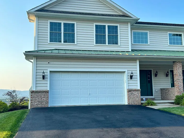 1803 Robinson Close — Photo 1