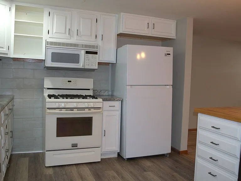 416 Victoria Dr — Photo 9
