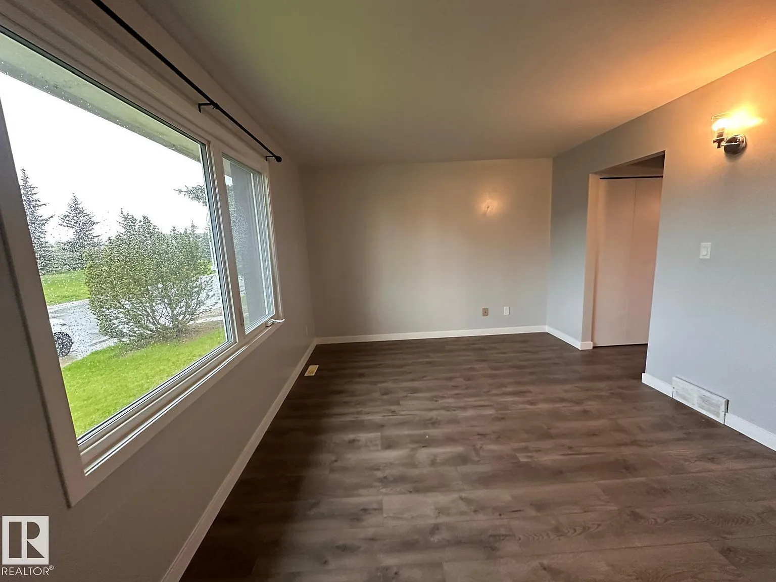 3 bed, 1.5 bath, 1299 sqft, $1,600 — Photo 3