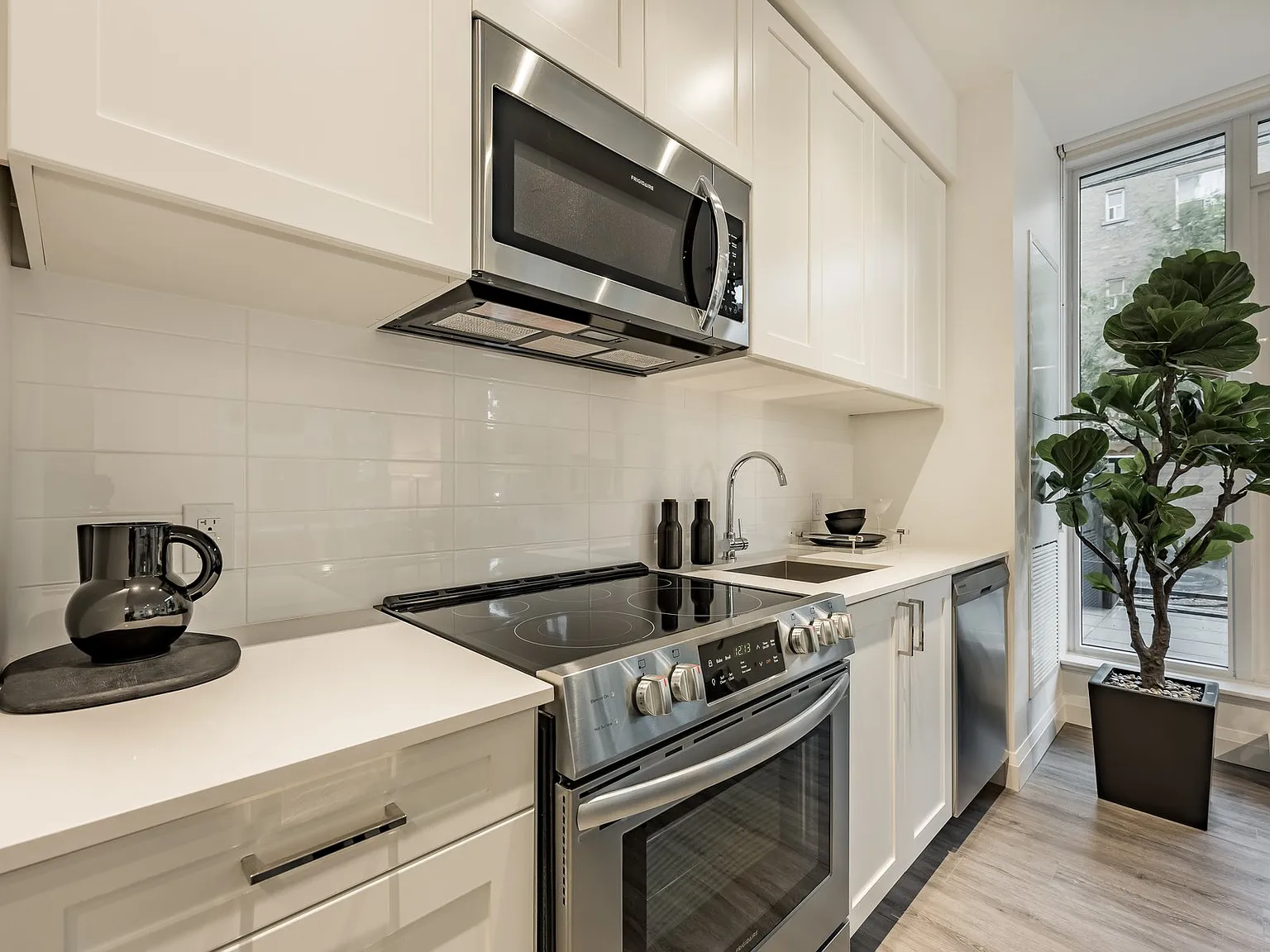 299 The Kingsway Toronto — Photo 4