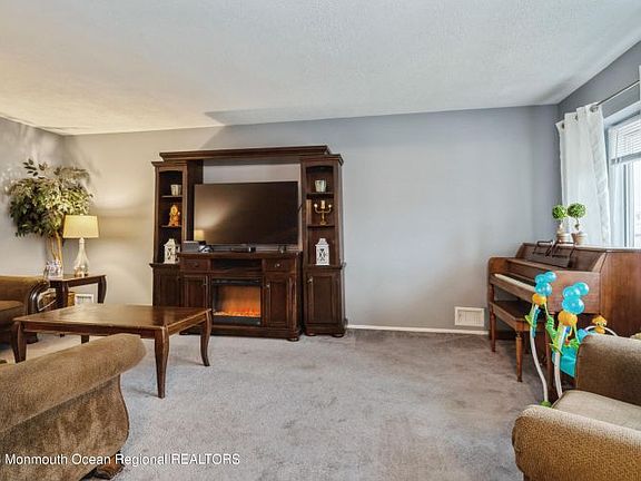 4th image of 36 Galway Dr