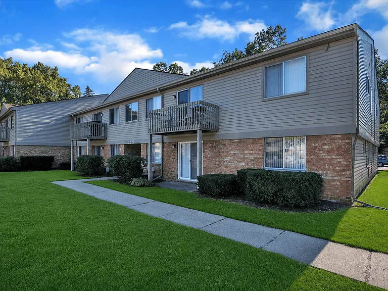 Bloomfield On The Green - West Bloomfield, MI — Photo 30