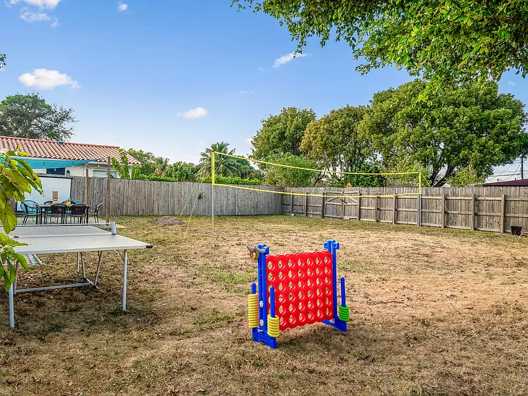 3961 NE 10th Ave — Photo 51