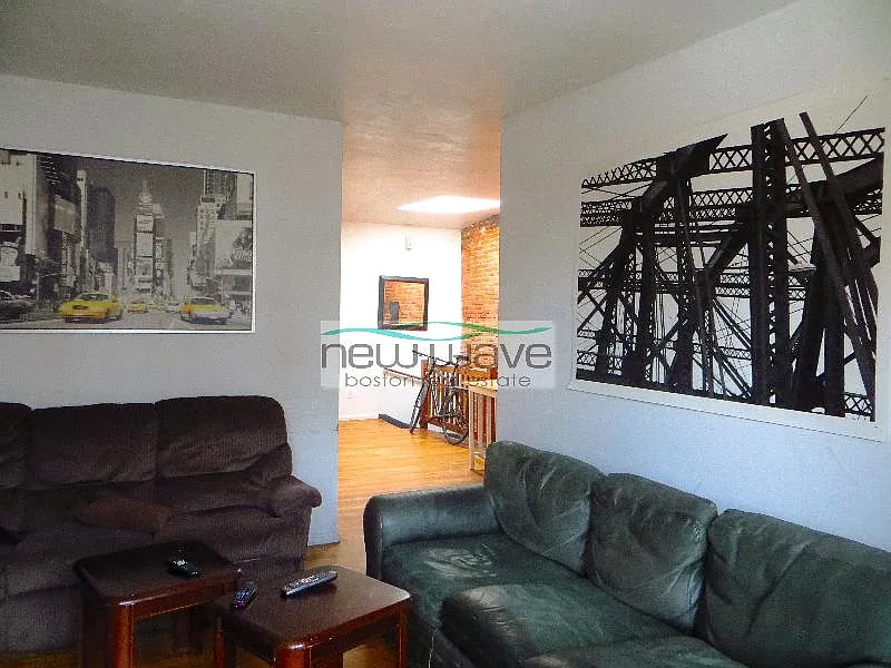 3 bed, 900 sqft, $4,750 — Photo 3