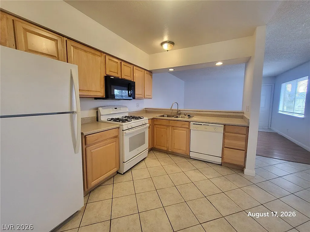 2 bed, 1.0 bath, 902 sqft, $995 — Photo 4