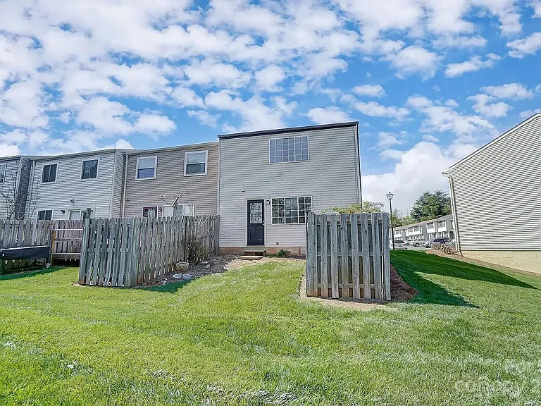 9408 Lexington Cir — Photo 3