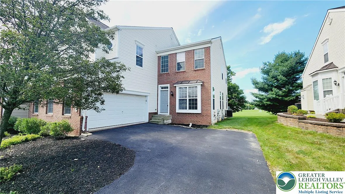 3 bed, 2.5 bath, 2420 sqft, $2,900 — Photo 2