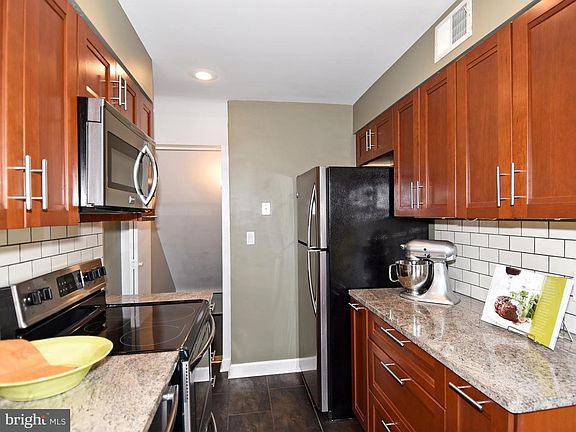5th image of 3425 S Wakefield St