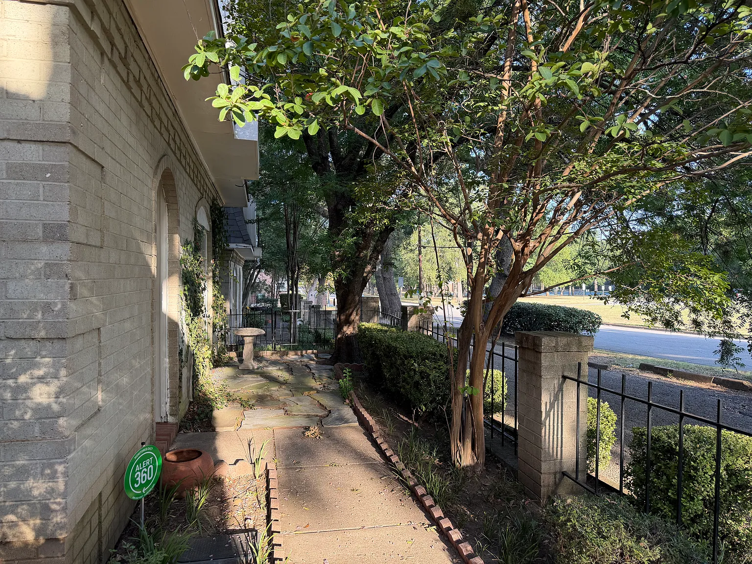 2 bed, 1.5 bath, 1425 sqft, $2,200 — Photo 2