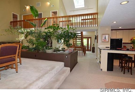5th image of 33 Camelot Dr