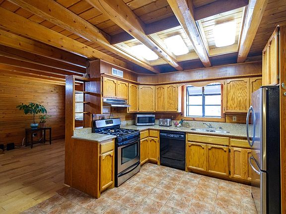 3rd image of 895 Kimbark Ave