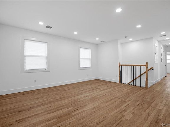 4th image of 5 Willis Avenue
