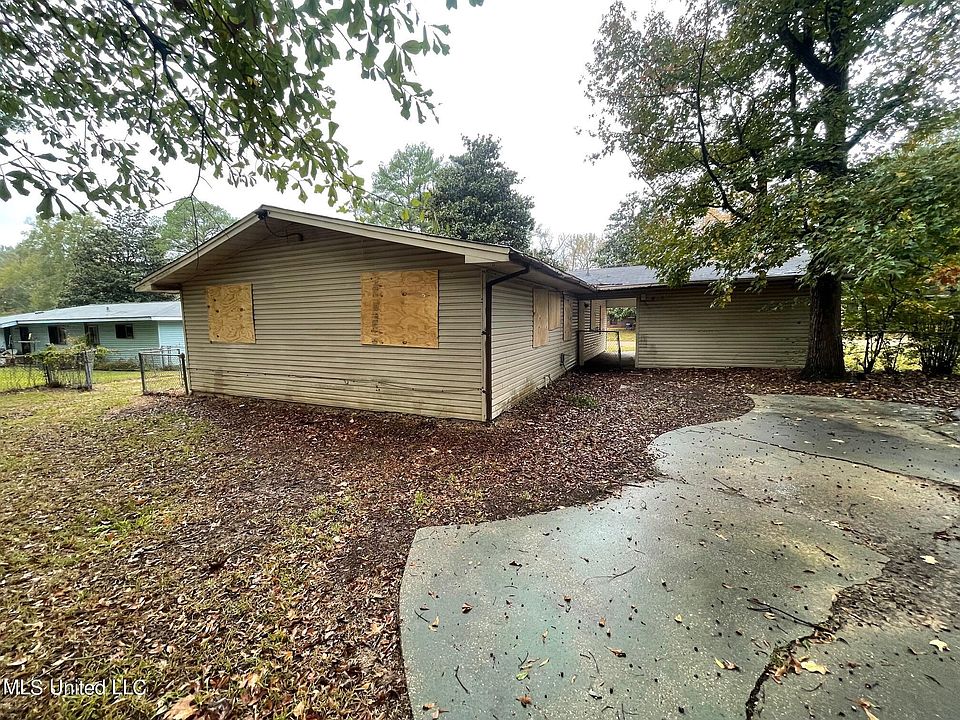 2nd image of 3114 Lakewood Dr