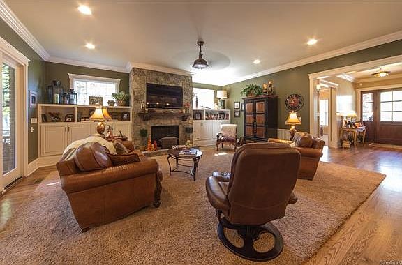 5th image of 127 Ewart Pl