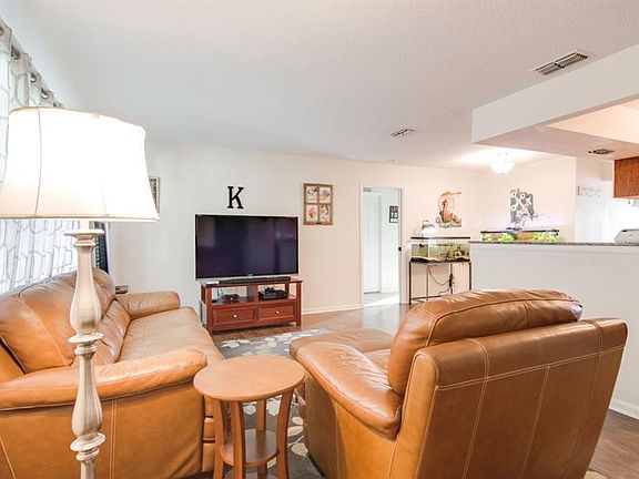 4th image of 2067 Charter Oaks Dr