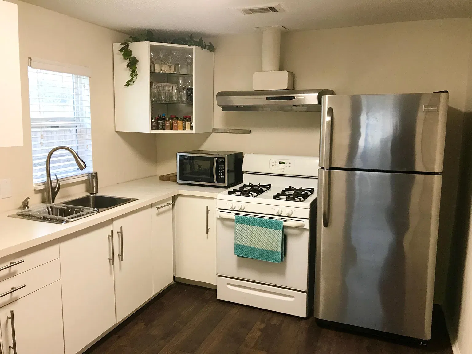 2 bed, 1.5 bath, 900 sqft, $2,000 — Photo 4
