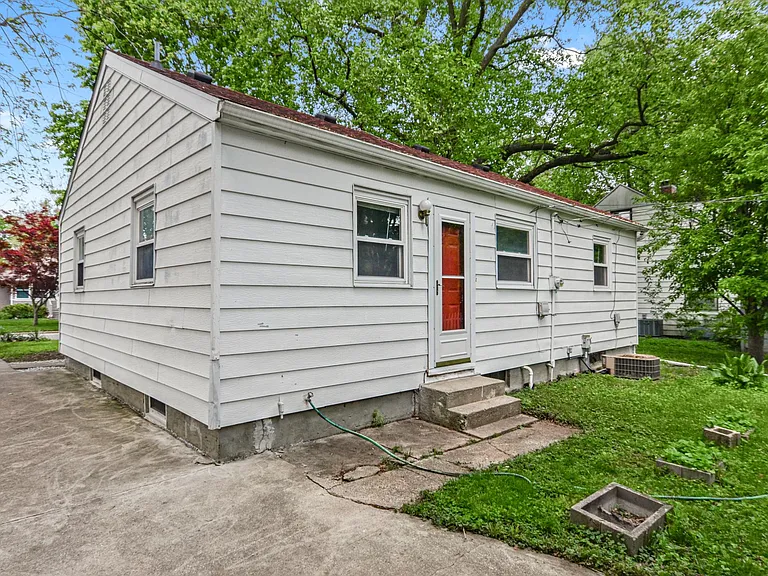 1013 W Columbia Ave — Photo 5