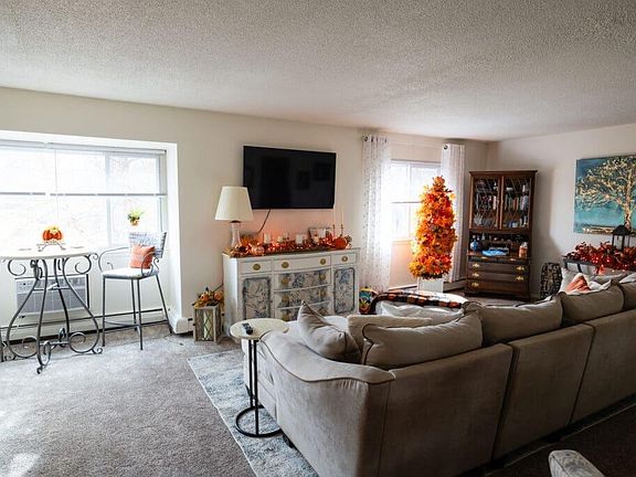 4th image of 405 Applewood Acres #303