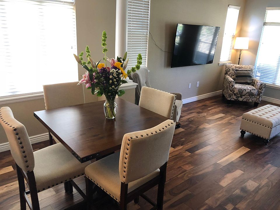Dining room and living room - Furniture not included