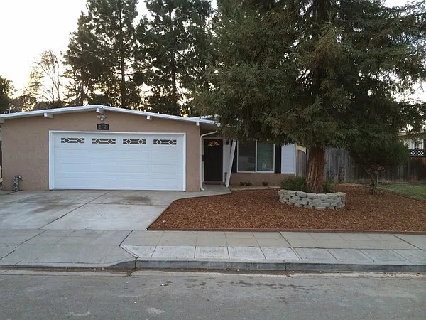272 Donner Ave — Photo 1