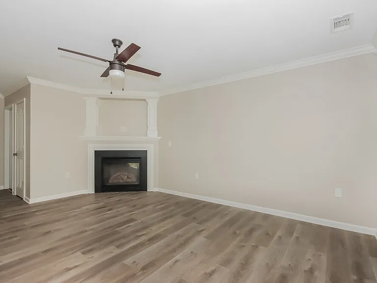 142 Hampshire Dr — Photo 4