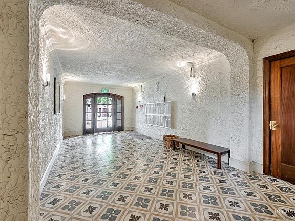 4th image of 2040 Jefferson St #303