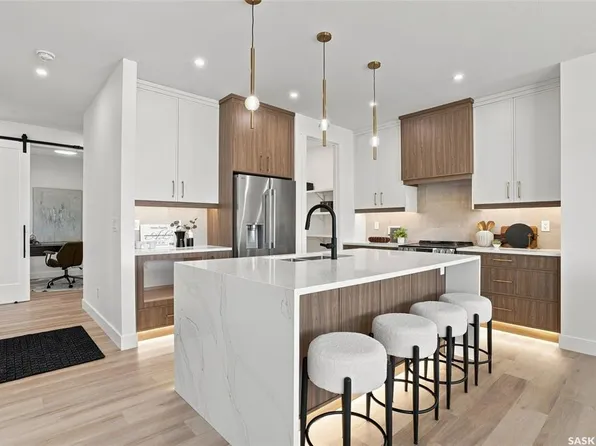 102 Cockcroft MANOR, Saskatoon, SK S7V 1Y5