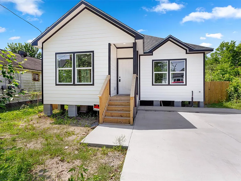 3220 Josephine St — Photo 3