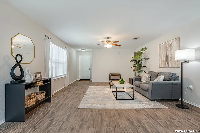 3 bed, 2.0 bath, 1332 sqft, $1,600 — Photo 4